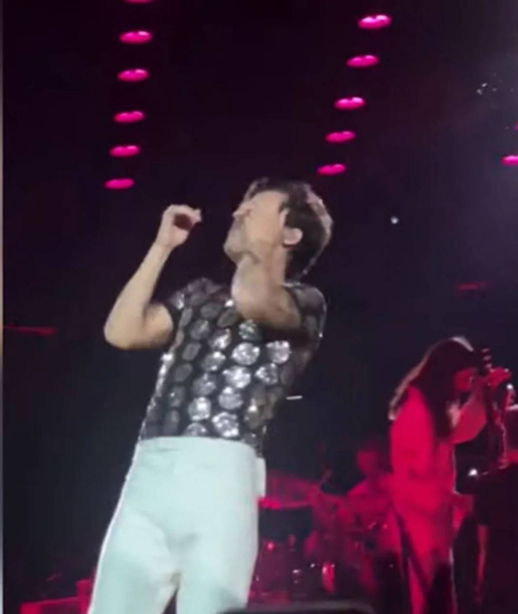 Ünlü şarkıcı sahnede şarkı söylerken gözünden vuruldu, yere yığıldı! Konserde korkunç anlar 2